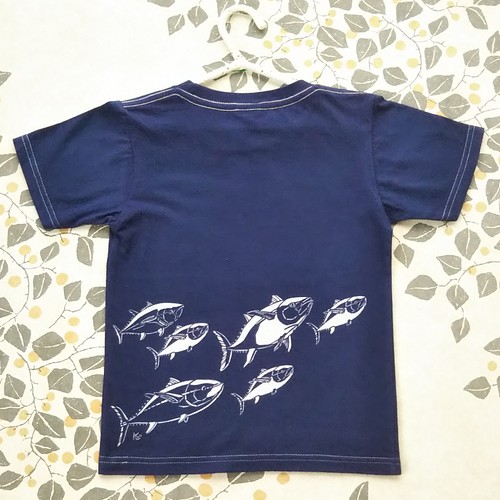 型染め1 お魚子供tシャツ 1 カサゴ マグロ 紺色 子供服 カタソマリ 通販 Creema クリーマ ハンドメイド 手作り クラフト作品の販売サイト