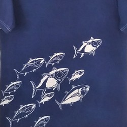 型染めLサイズお魚Tシャツ (男女兼用) ～マグロ&カサゴ～ 紺色 1枚目の画像