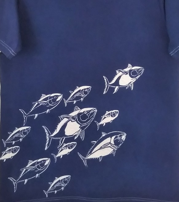 型染めLサイズお魚Tシャツ (男女兼用) ～マグロ&カサゴ～ 紺色 1枚目の画像