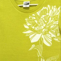 ふんわり首元にお花Tシャツ(女性用Sサイズ)～芍薬～ きみどり色 1枚目の画像