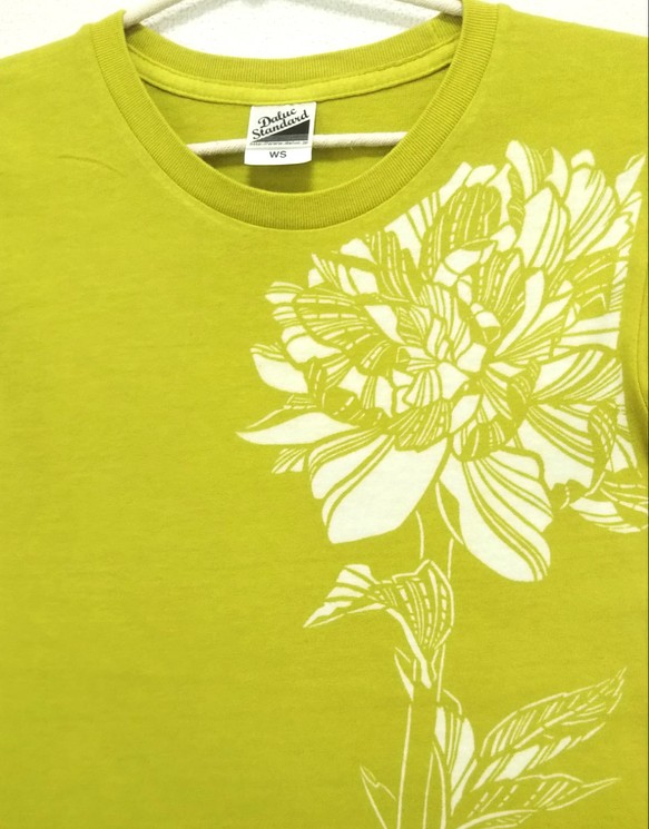 ふんわり首元にお花Tシャツ(女性用Sサイズ)～芍薬～ きみどり色 1枚目の画像
