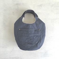シワ感とシャリ感のある小さめ丸底トートバッグ（薄めの紺） 1枚目の画像