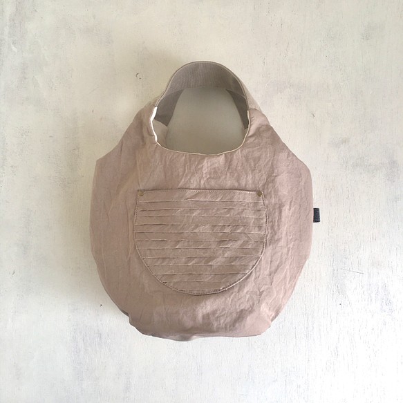 シワ感とシャリ感のある丸底トートバッグ（普通サイズ　　薄ピンクベージュ） 1枚目の画像