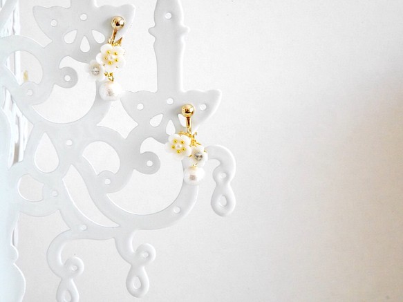 “再次上架”白色梅花和棉珍珠和珠寶耳環 第1張的照片