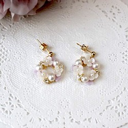 珍珠和珠寶和白色租賃耳環花朵的紫色帶（可改為耳環） 第1張的照片