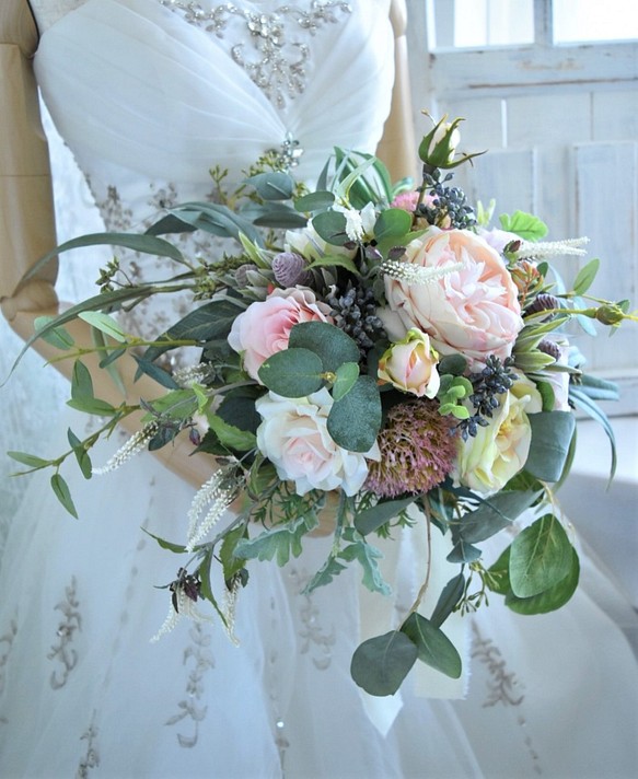 即納OK　ニュアンスピンクのバラと５種のユーカリのナチュラルクラッチ（造花ブーケ） 1枚目の画像