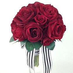 赤バラのクラッチブーケ（ウエディングブーケ造花） 1枚目の画像
