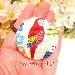 再販！鮮やかカラーの大人可愛い鳥さんヘアゴム❤️✨②white 送料無料 オウム プチプラ プチギフト ラッピング 花 1枚目の画像