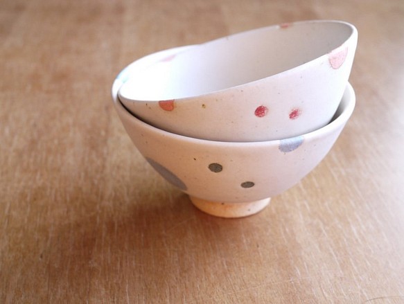 粉紅色和淡藍色圓點碗（組二） 第1張的照片