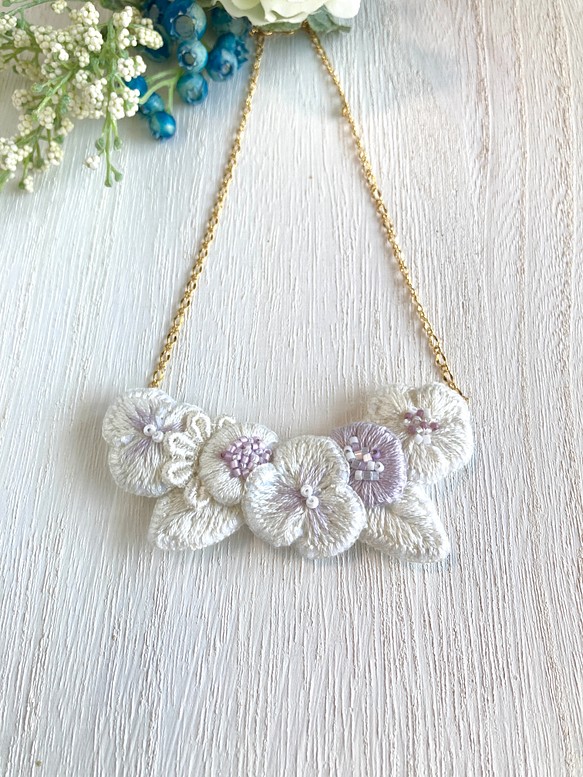 刺繍 お花 ネックレス ネックレス ペンダント Bloomy 通販 Creema クリーマ ハンドメイド 手作り クラフト作品の販売サイト