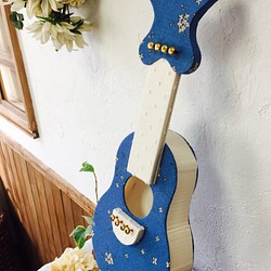 受注製作　おもちゃのギター　青色  小花（対象年齢　４才～） 1枚目の画像