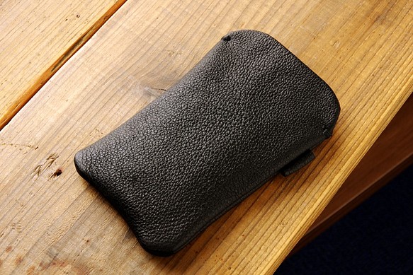 Russety レザースリーブケース Wide Iphone スマホケース ブラック Iphoneケース カバー Kikuchi Leather 通販 Creema クリーマ ハンドメイド 手作り クラフト作品の販売サイト