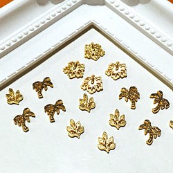 <16個> 南国の植物 メタルパーツ ハイビスカス ヤシの木 葉っぱ ゴールド 1枚目の画像