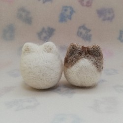 羊毛フェルトの猫のおもちゃ　猫ボール　白猫、茶グレイトラハチワレ猫 1枚目の画像