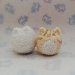 羊毛フェルトの猫のおもちゃ　猫ボール　白猫、クリームトラ白猫 1枚目の画像