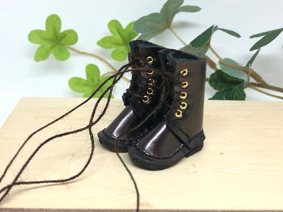 革細工　エナメル編み上げブーツ　leather craft miniature boots. 1枚目の画像