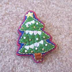 クリスマスツリーの刺繍ブローチ 1枚目の画像