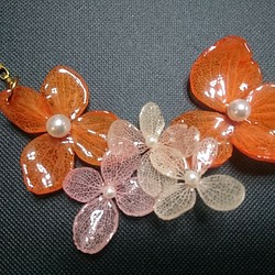 《1点物》大きな紫陽花のネックレス(オレンジ系) 1枚目の画像