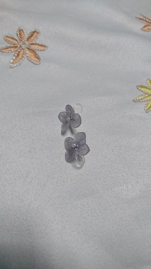 【お試し価格】紫陽花のシンプルノンホールピアス (イヤリング) 《ラベンダー》  ﾃﾞﾘｹｰﾄ ｼﾘｰｽﾞ 1枚目の画像