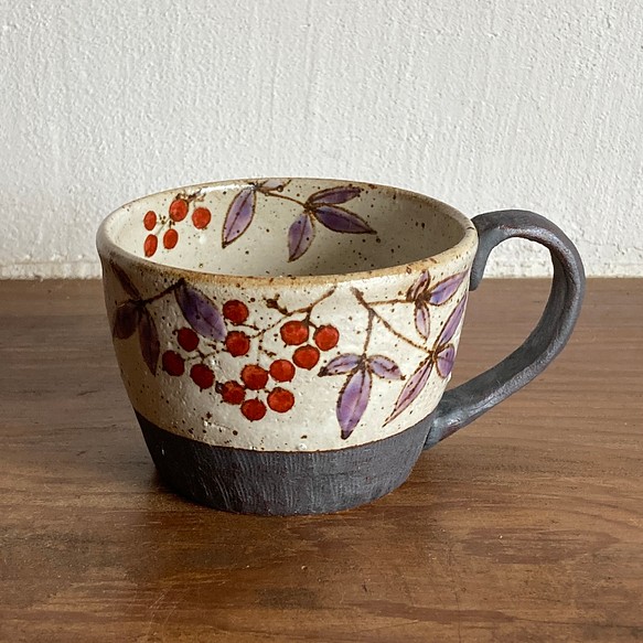 しの平窯オーダー品「南天マグカップ」　赤絵コーヒーカップ 1枚目の画像