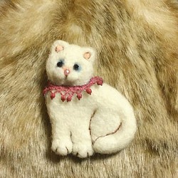 羊毛フェルト　白猫ちゃんのブローチ　天然石の瞳 1枚目の画像