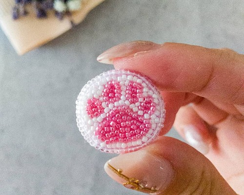 肉球ピンバッチ バッグやポーチに、ちょこんと可愛いビーズ刺繍の