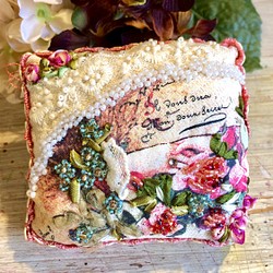 ヴィクトリアン＊薔薇とピンクブレードの飾りピンクッション（Antiqueビーズ使用） 1枚目の画像
