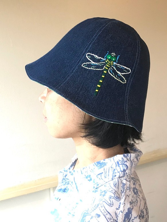 虫の刺繍がアクセントのユニークな帽子 オニヤンマ 大人Ｓ クリアランス