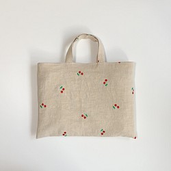 《選べるサイズ》ベージュ×さくらんぼ刺繍のレッスンバッグ 1枚目の画像