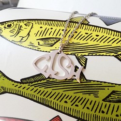 英語 “FISH(魚)” 文字絵 ペンダント 1枚目の画像