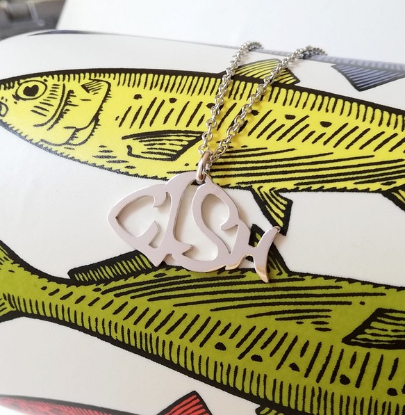 英語 “FISH(魚)” 文字絵 ペンダント 1枚目の画像