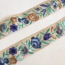 【50cm】インド刺繍リボン アイボリーxブルー　シルク　SS28 1枚目の画像