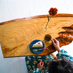 杉の一枚板 折りたたみコーヒーテーブル 1枚目の画像