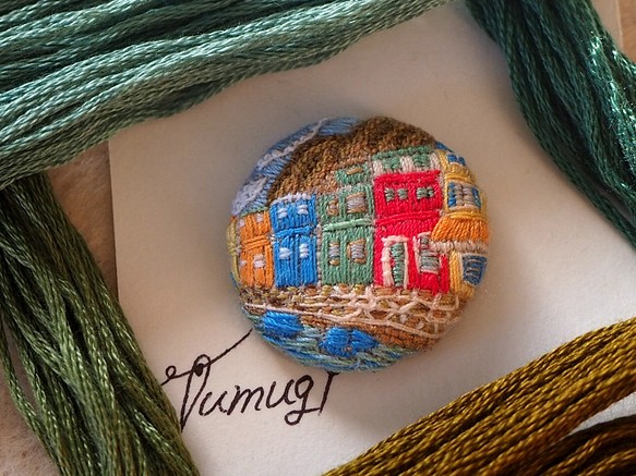 tumugi】 手刺繍 ブローチ くるみボタン １点物 風景刺繍 イタリア