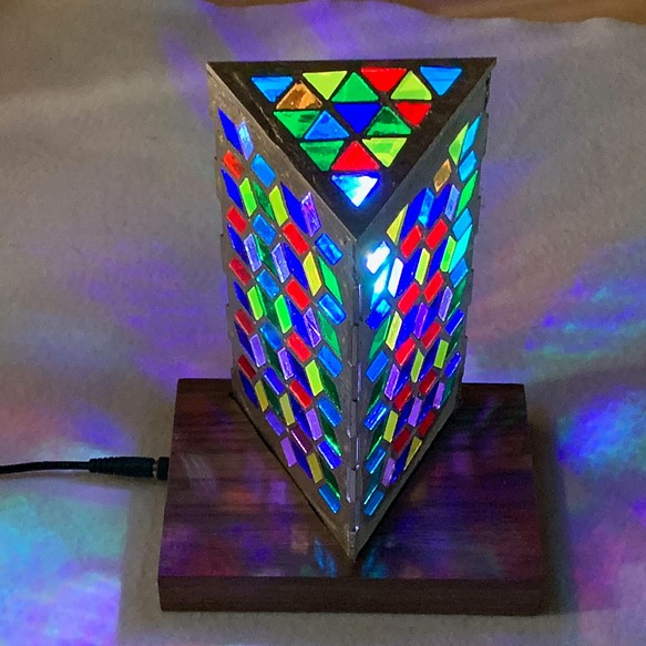 錫のLED照明　ステンドグラススタンド　赤外線リモコン付き 　三角柱 1枚目の画像