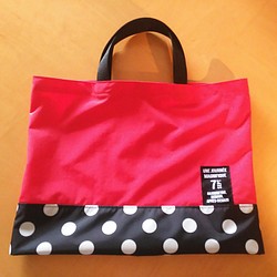 受注製作☆赤×黒ドット　防水布のバッグ☆プールバッグに、雨の日のおけいこに 1枚目の画像