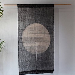しな布調　ざっくり手織り麻墨染め　２連のれん　暖簾（満月） 1枚目の画像