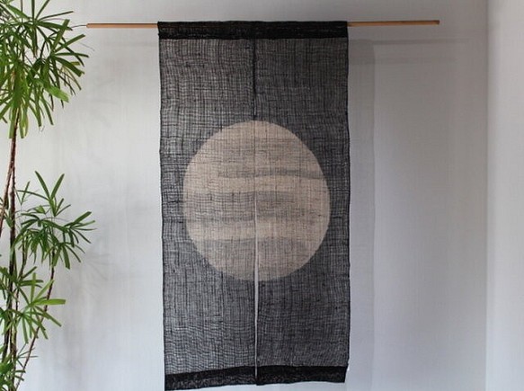 しな布調　ざっくり手織り麻墨染め　２連のれん　暖簾（満月） 1枚目の画像