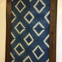 麻に藍染　板〆絞り　暖簾のれん　２巾 1枚目の画像
