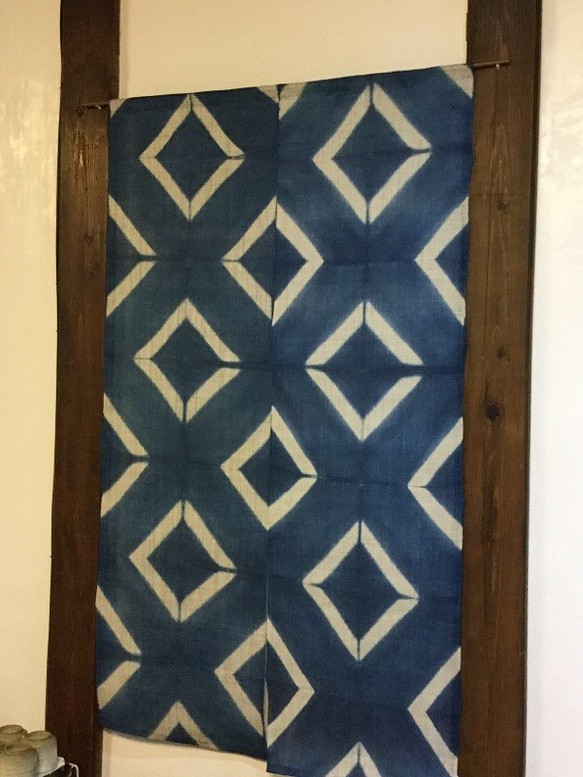 麻に藍染　板〆絞り　暖簾のれん　２巾 1枚目の画像