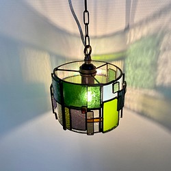 ステンドグラスのペンダントランプ　筒のかたち　グリーン系 1枚目の画像