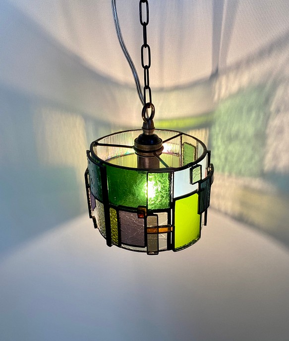ステンドグラスのペンダントランプ 筒のかたち グリーン系 - 照明