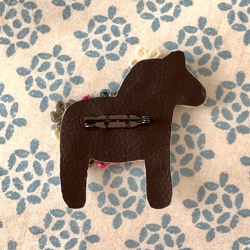 北欧の馬 花のダーラナホース 幸せを運ぶ小さなブローチ ブローチ M S Trinkets 通販 Creema クリーマ ハンドメイド 手作り クラフト作品の販売サイト