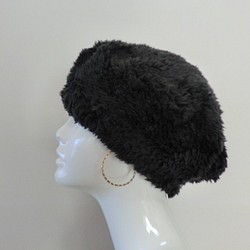 ふわふわボアの暖かベレー帽　黒 1枚目の画像
