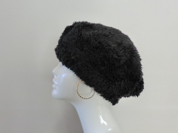 ふわふわボアの暖かベレー帽　黒 1枚目の画像