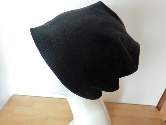 肌にやさしい　おしゃれなシンプル帽子　黒　細コーデュロイ 1枚目の画像