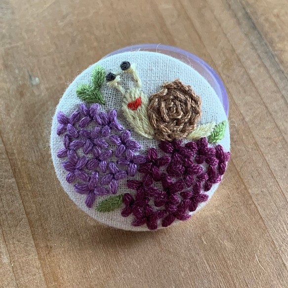 白 フリル付 ハンドメイド 刺繍 ブローチ カタツムリと紫陽花 - 通販