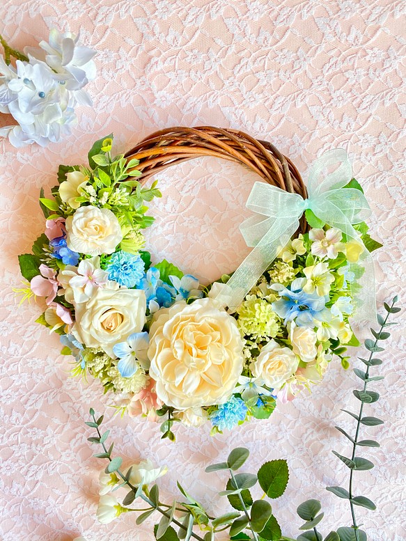 ＊Flower wreathe♡ホワイトローズ×ブルー系小花のリース♡アーティフィシャルフラワー♡27㎝×31㎝＊ 1枚目の画像