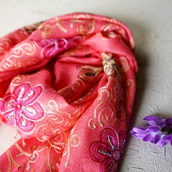 【母の日ギフト】　刺繍　スパンコール　ビスコース　ストール　サーモンピンク 1枚目の画像