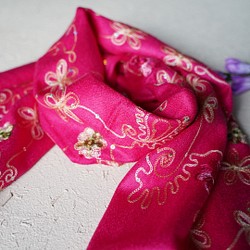≪プレゼントに≫フラワー刺繍　スパンコール　ビスコース　ストール　ピンク 1枚目の画像
